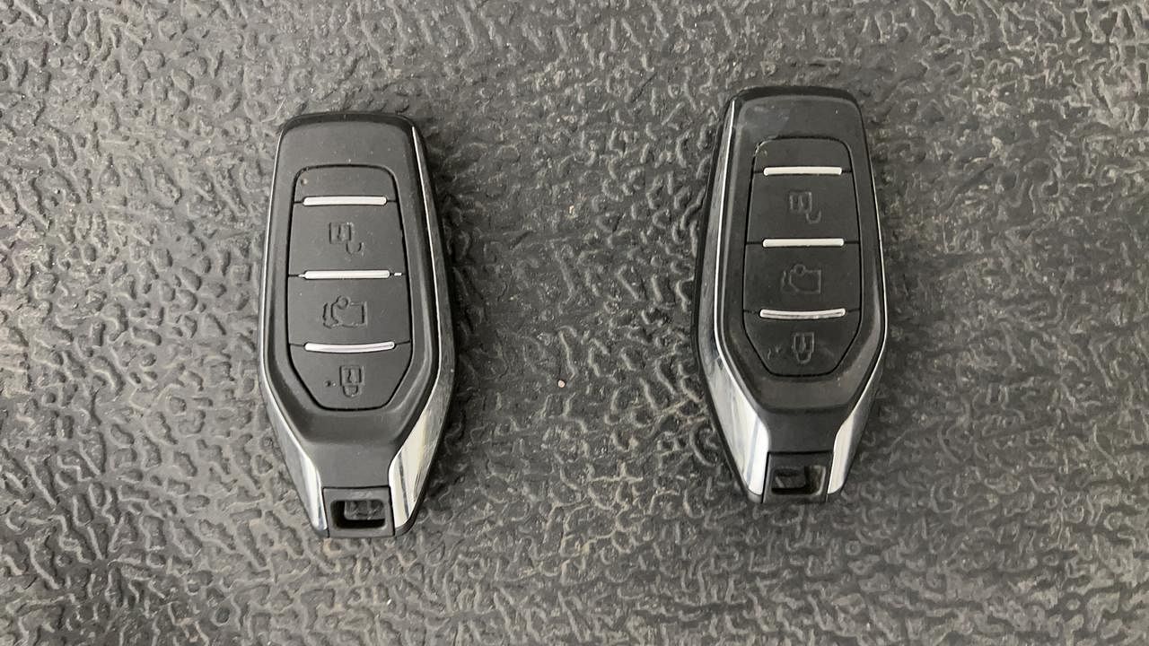 Used 2018 Mahindra XUV500 [2015-2018] W10 AT Diesel Automatic extra CAR KEY VIEW