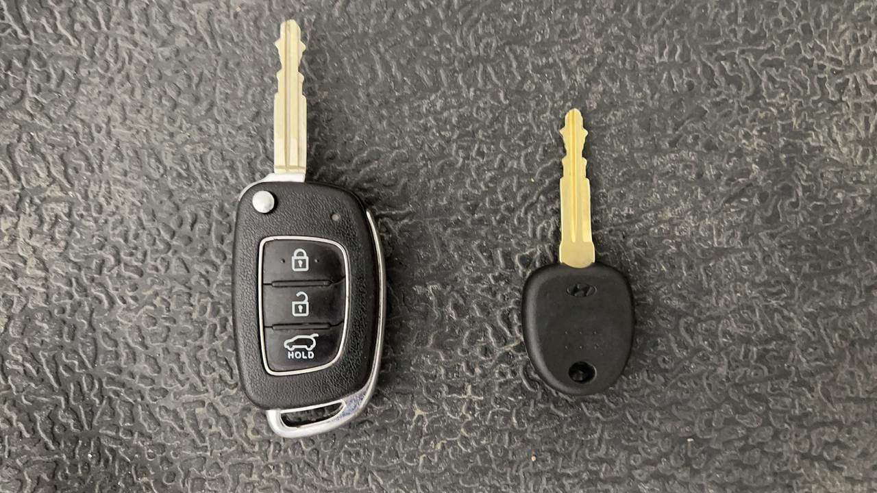 Used 2017 Hyundai Elite i20 [2014-2018] Asta 1.2 Petrol Manual extra CAR KEY VIEW