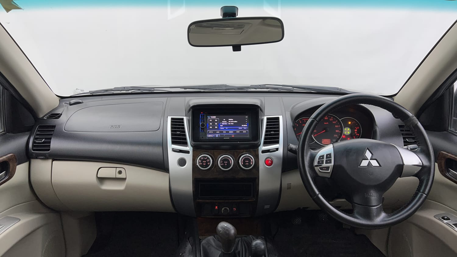 New Mitsubishi Pajero Sport interior DASHBOARD VIEW
