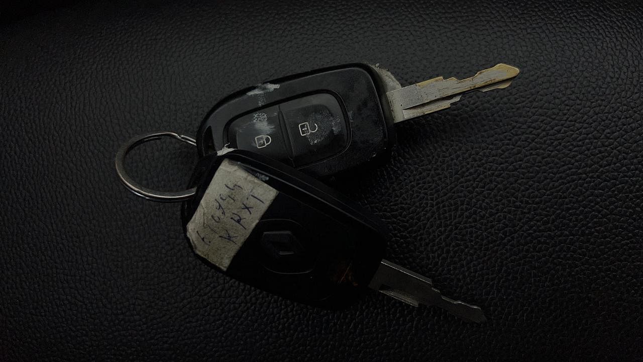 Used 2019 Renault Kwid 1.0 RXT Opt Petrol Manual extra CAR KEY VIEW