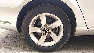 Used 2012 Volkswagen Passat [2011-2014] Highline DSG Diesel Automatic tyres RIGHT REAR TYRE RIM VIEW