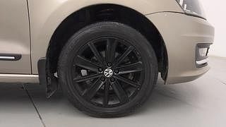 Used 2015 Volkswagen Vento [2015-2019] Highline Petrol AT Petrol Automatic tyres RIGHT FRONT TYRE RIM VIEW