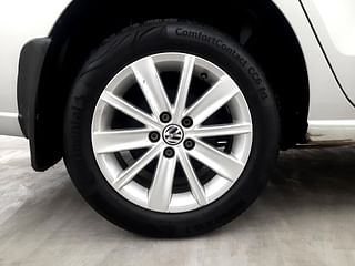 Used 2016 Volkswagen Vento [2015-2019] Highline Diesel AT Diesel Automatic tyres RIGHT REAR TYRE RIM VIEW