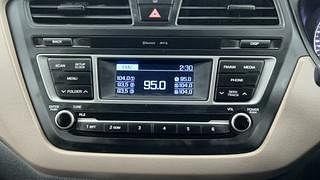 Used 2017 Hyundai Elite i20 [2014-2018] Sportz 1.2 Petrol Manual top_features Integrated (in-dash) music system