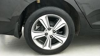 Used 2018 Hyundai Verna [2017-2020] 1.6 CRDI SX + AT Diesel Automatic tyres RIGHT REAR TYRE RIM VIEW