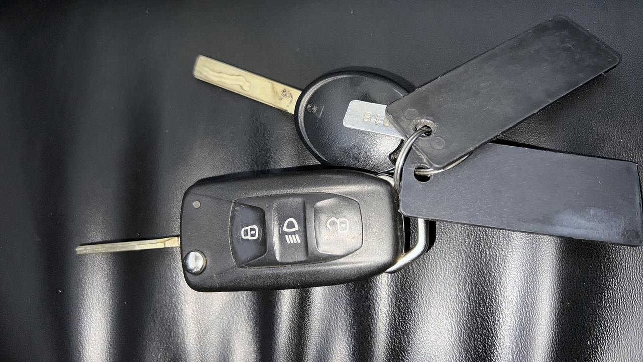 Used 2021 Tata Altroz XE 1.2 Petrol Manual extra CAR KEY VIEW