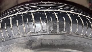 Used 2010 hyundai i10 Magna 1.1 Petrol Petrol Manual tyres RIGHT FRONT TYRE TREAD VIEW