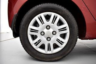 Used 2012 Hyundai Eon [2011-2018] Magna Petrol Manual tyres RIGHT REAR TYRE RIM VIEW