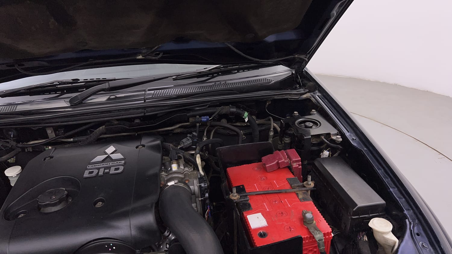 New Mitsubishi Pajero Sport engine ENGINE LEFT SIDE HINGE & APRON VIEW