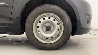 Used 2013 Maruti Suzuki Swift [2011-2017] LXi Petrol Manual tyres RIGHT FRONT TYRE RIM VIEW