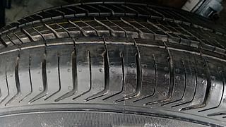 Used 2013 Maruti Suzuki Swift [2011-2017] VDi Diesel Manual tyres LEFT FRONT TYRE TREAD VIEW