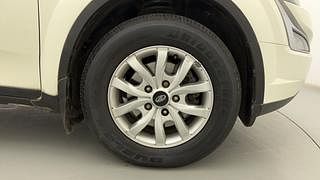 Used 2018 Mahindra XUV500 [2015-2018] W10 AT Diesel Automatic tyres RIGHT FRONT TYRE RIM VIEW