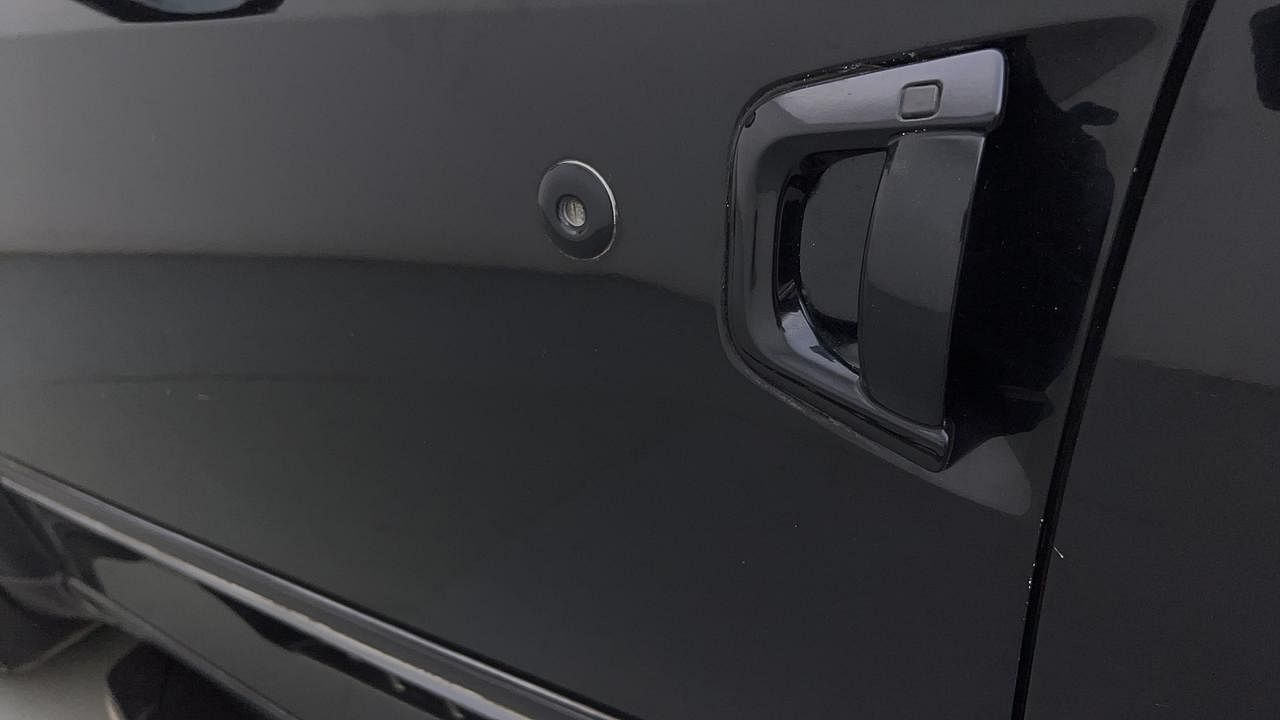 Used 2017 Mahindra XUV500 [2015-2018] W10 Diesel Manual dents MINOR DENT