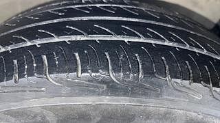 Used 2010 Maruti Suzuki Swift [2007-2011] LXI CNG (Outside Fitted) Petrol+cng Manual tyres RIGHT FRONT TYRE TREAD VIEW