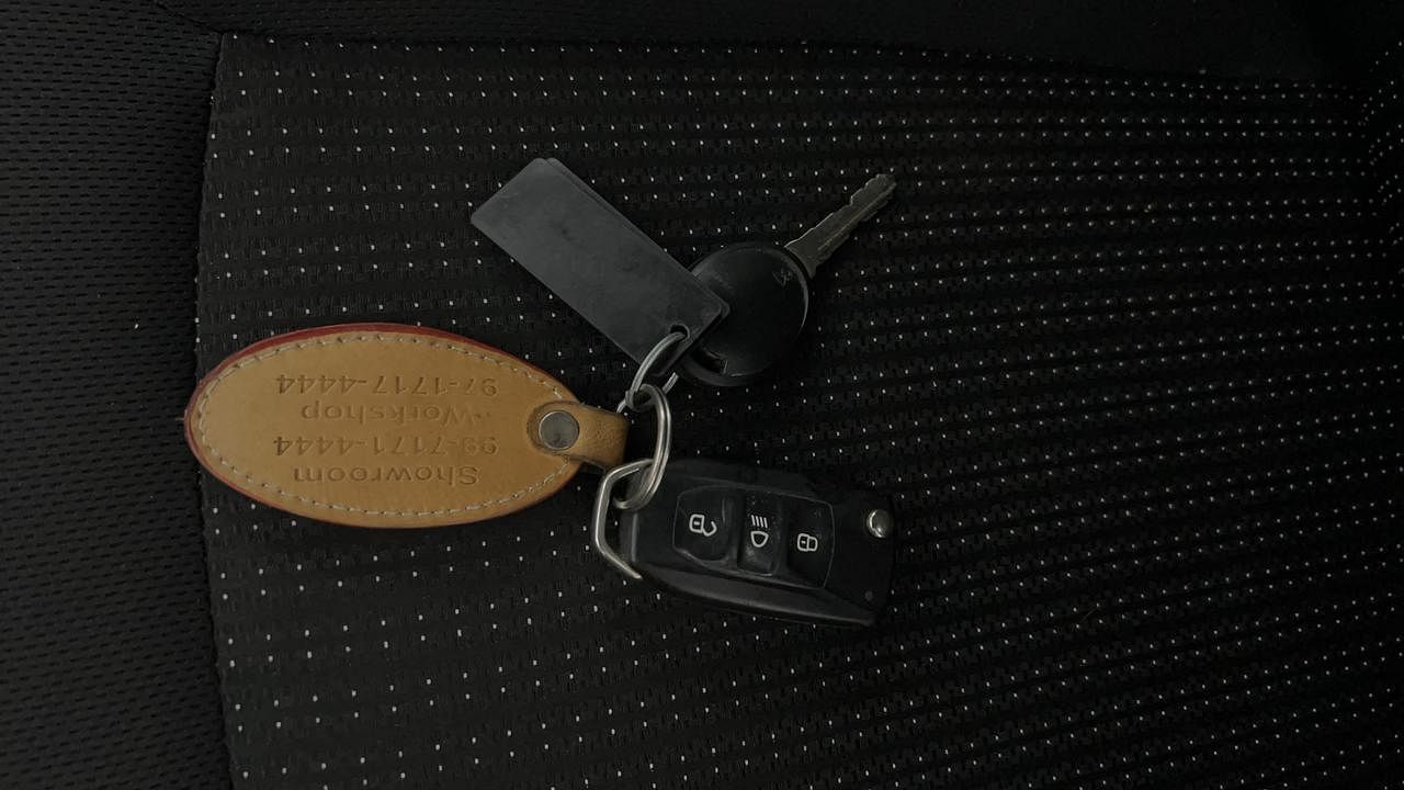 Used 2018 Tata Tiago [2017-2020] Wizz 1.2 Revotron Petrol Manual extra CAR KEY VIEW