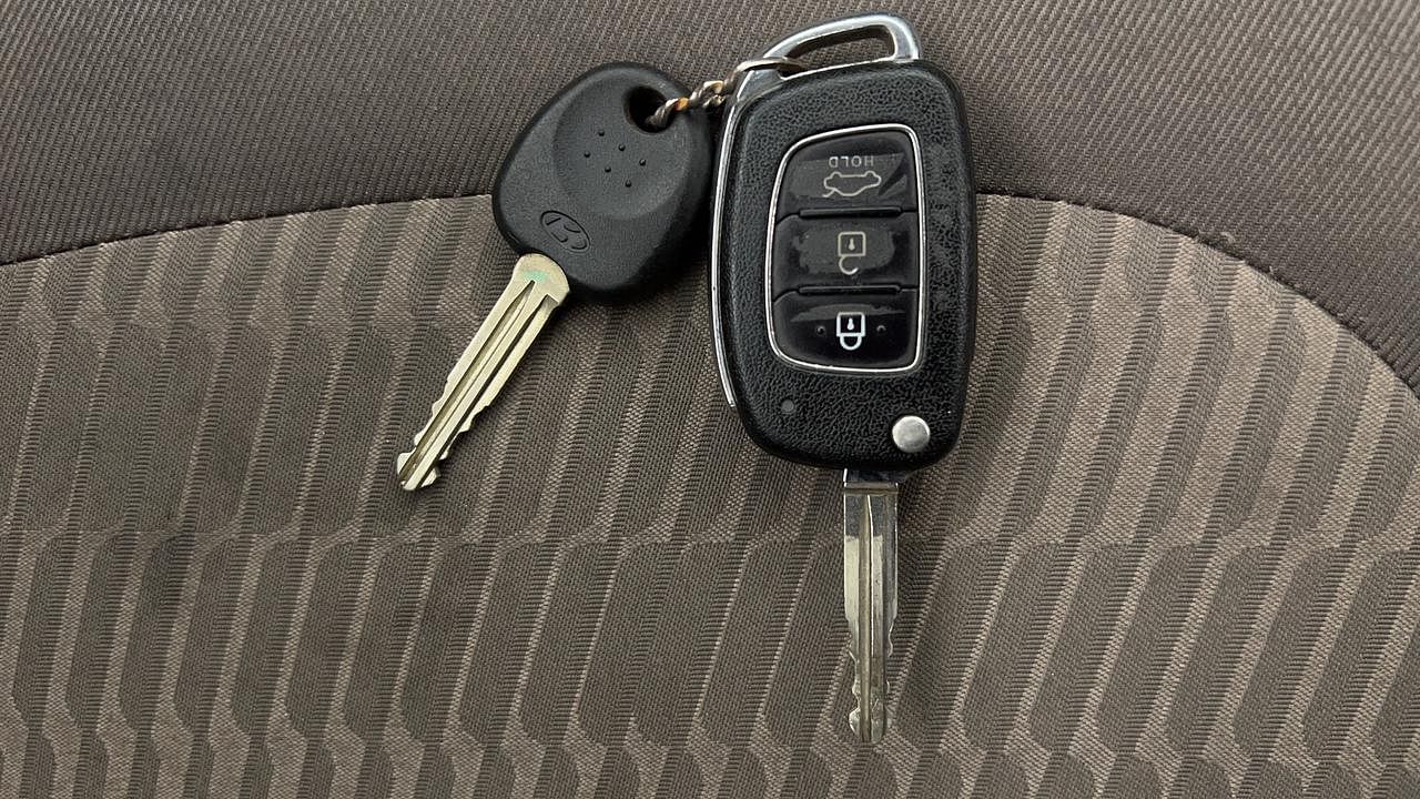 Used 2017 Hyundai Xcent [2017-2019] SX Petrol Petrol Manual extra CAR KEY VIEW