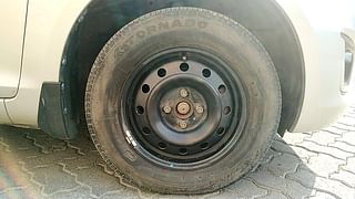 Used 2016 Maruti Suzuki Swift [2011-2017] VXi Petrol Manual tyres RIGHT FRONT TYRE RIM VIEW