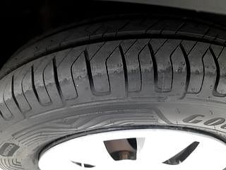Used 2018 Renault Kwid [2017-2019] CLIMBER 1.0 AMT Petrol Automatic tyres RIGHT FRONT TYRE TREAD VIEW