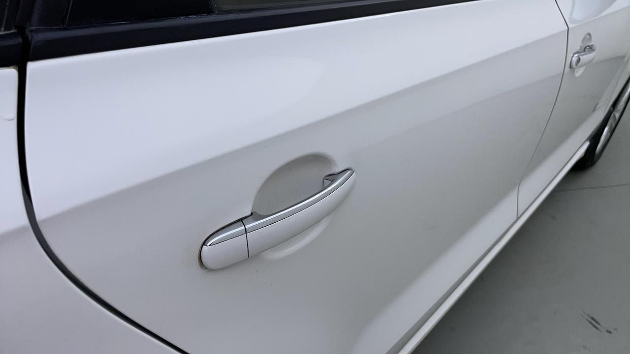 Used 2016 Volkswagen Vento [2015-2019] Highline Petrol AT Petrol Automatic dents MINOR SCRATCH
