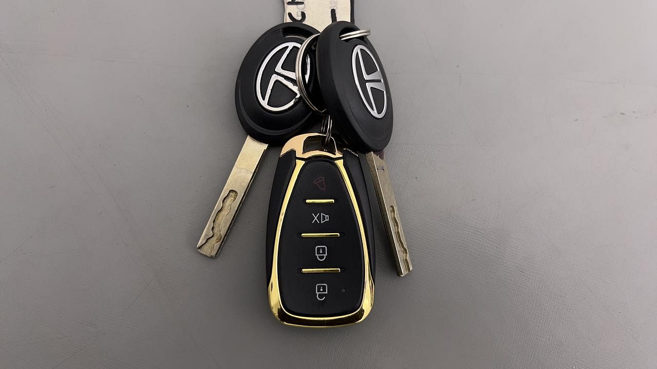 Used 2021 Tata Altroz XE 1.2 Petrol Manual extra CAR KEY VIEW