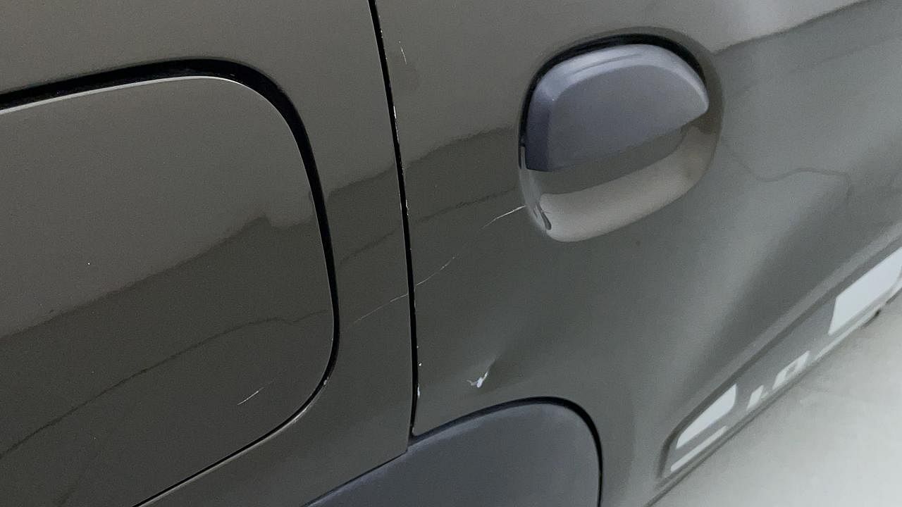 Used 2016 Renault Kwid [2016-2019] 1.0 RXT Petrol Manual dents MINOR SCRATCH