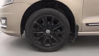 Used 2015 Volkswagen Vento [2015-2019] Highline Petrol AT Petrol Automatic tyres LEFT FRONT TYRE RIM VIEW