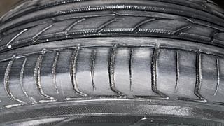 Used 2011 Hyundai i20 [2008-2012] Asta 1.4 AT Petrol Automatic tyres RIGHT FRONT TYRE TREAD VIEW