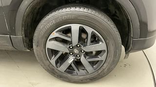 Used 2022 Tata Safari XZA Plus Dark Edition Diesel Automatic tyres RIGHT FRONT TYRE RIM VIEW