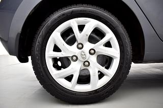 Used 2018 Hyundai Grand i10 [2013-2017] Magna 1.2 Kappa VTVT Petrol Manual tyres RIGHT REAR TYRE RIM VIEW