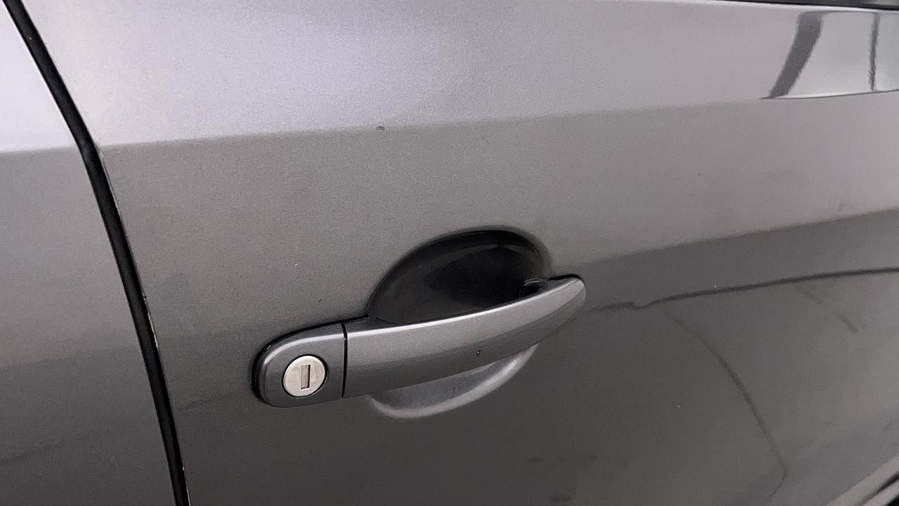 Used 2014 Volkswagen Polo [2010-2014] Highline1.2L (P) Petrol Manual dents MINOR SCRATCH