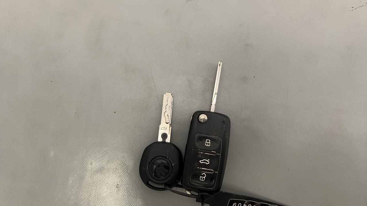 Used 2013 Skoda Rapid [2011-2016] Elegance Diesel MT Diesel Manual extra CAR KEY VIEW