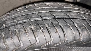 Used 2017 Renault Kwid [2015-2019] 1.0 RXT AMT Opt Petrol Automatic tyres RIGHT FRONT TYRE TREAD VIEW