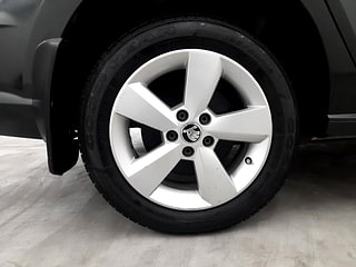 Used 2017 Skoda Rapid new [2016-2020] Ambition TDI AT with Alloy wheels Diesel Automatic tyres RIGHT REAR TYRE RIM VIEW