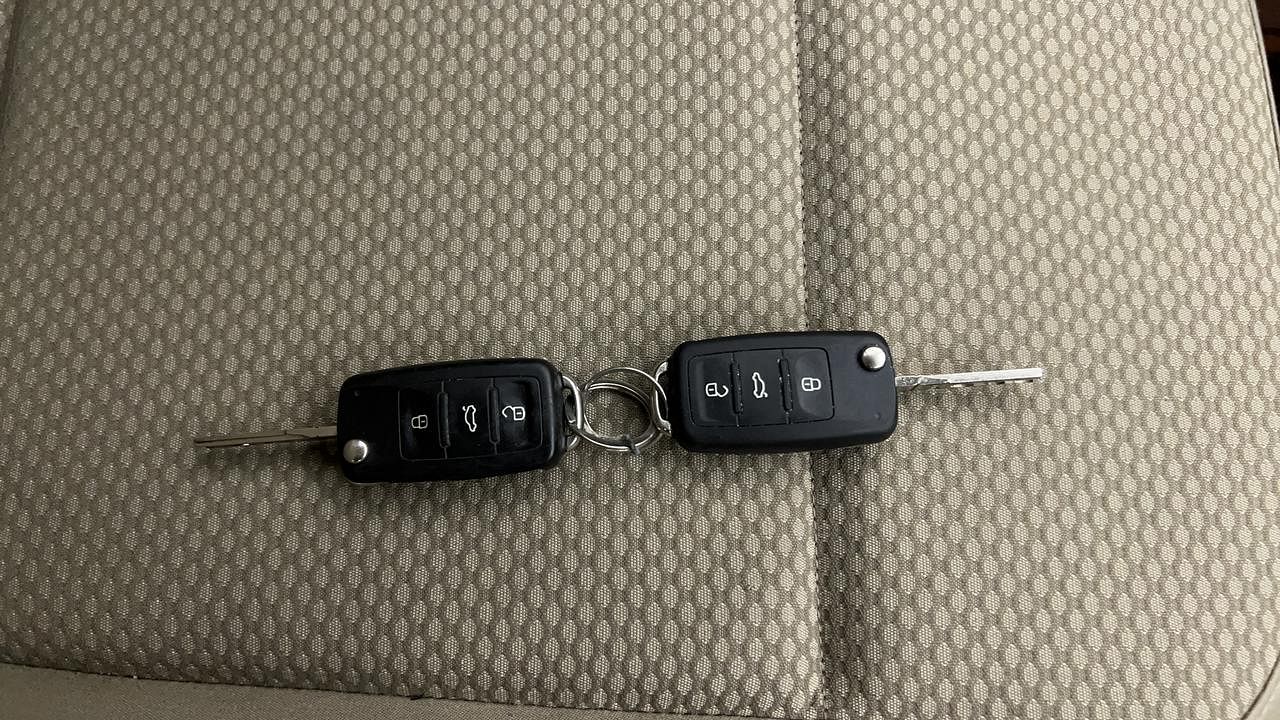 Used 2016 Volkswagen Polo [2015-2019] Highline1.2L (P) Petrol Manual extra CAR KEY VIEW