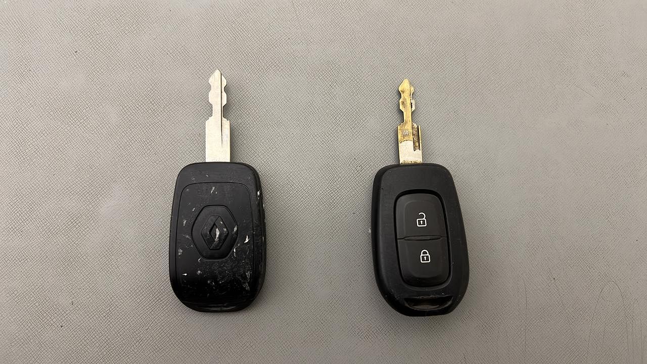 Used 2017 Renault Kwid [2017-2019] RXT 1.0 SCE Special Petrol Manual extra CAR KEY VIEW