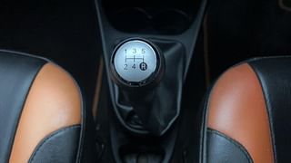 Used 2014 Toyota Etios Cross [2014-2020] 1.2 G Petrol Manual interior GEAR  KNOB VIEW