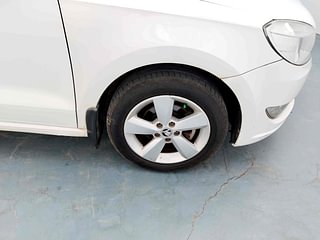 Used 2016 Skoda Rapid [2011-2016] Ambition 1.6 MPI MT Petrol Manual tyres RIGHT FRONT TYRE RIM VIEW
