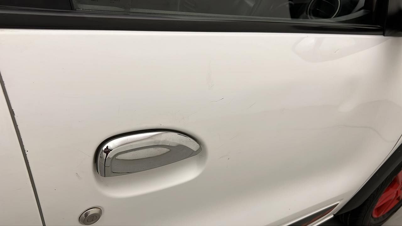 Used 2017 Renault Kwid [2017-2019] RXT 1.0 SCE Special Petrol Manual dents MINOR SCRATCH