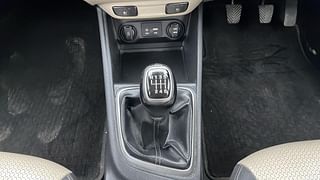 Used 2018 Hyundai Verna [2017-2020] 1.6 VTVT SX (O) Petrol Manual interior GEAR  KNOB VIEW