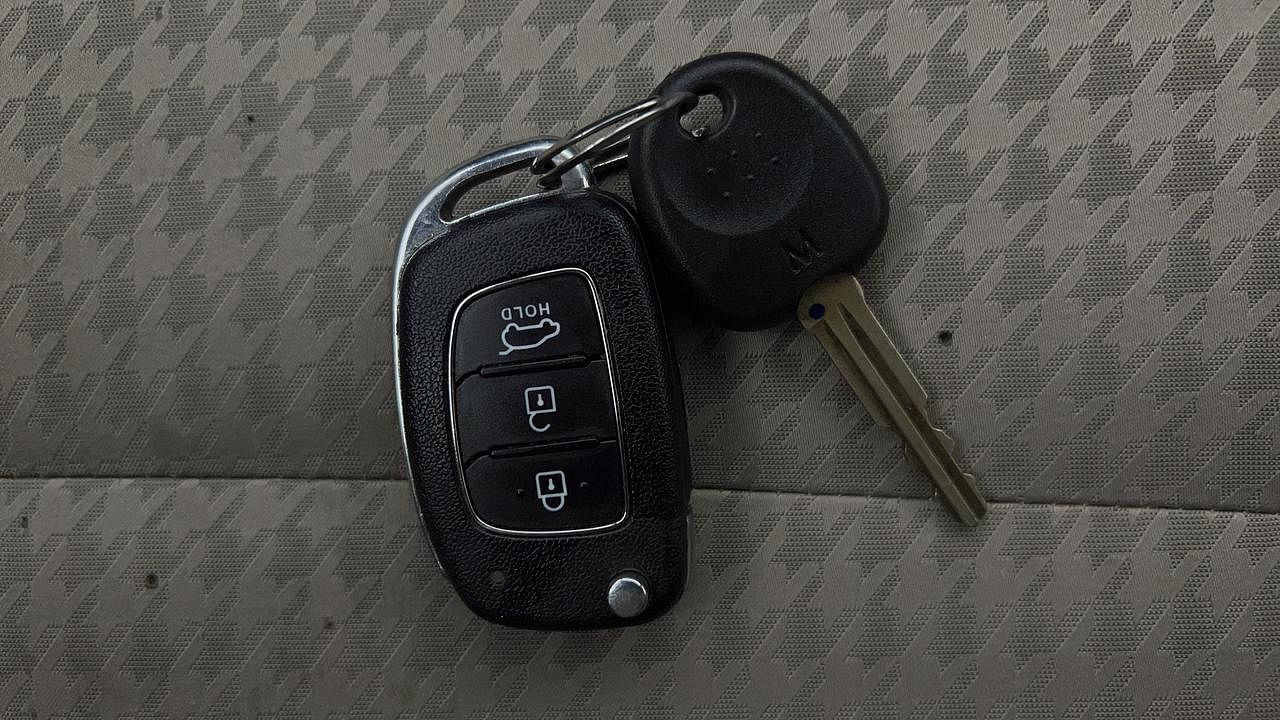 Used 2020 Hyundai Elite i20 [2018-2020] Sportz Plus 1.2 Petrol Manual extra CAR KEY VIEW