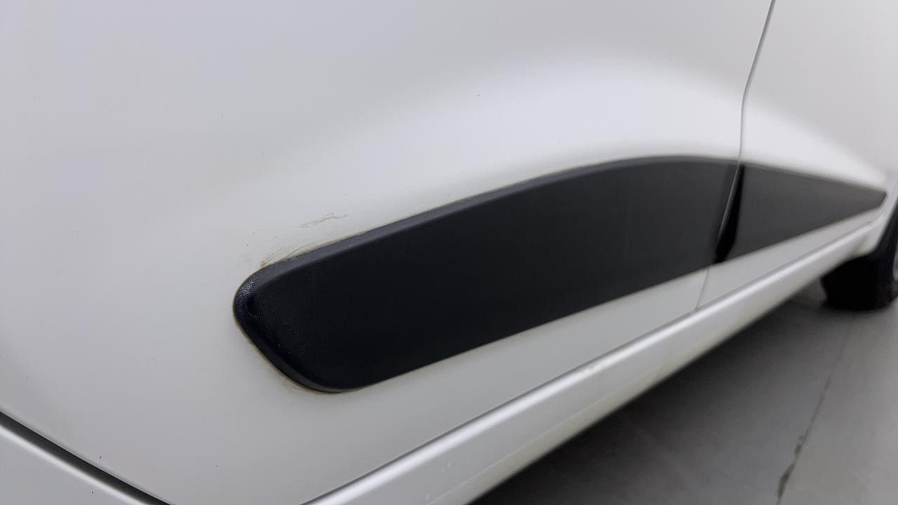 Used 2017 Hyundai Grand i10 [2017-2020] Sportz AT 1.2 Kappa VTVT Petrol Automatic dents MINOR SCRATCH