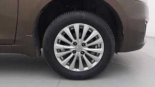 Used 2015 Maruti Suzuki Ciaz [2014-2017] ZXi AT Petrol Automatic tyres RIGHT FRONT TYRE RIM VIEW