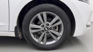 Used 2016 Hyundai Elantra [2016-2022] 2.0 SX(O) AT Petrol Automatic tyres RIGHT FRONT TYRE RIM VIEW