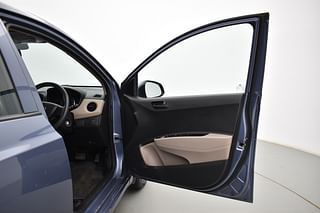 Used 2016 Hyundai Grand i10 [2013-2017] Magna AT 1.2 Kappa VTVT Petrol Automatic interior RIGHT FRONT DOOR OPEN VIEW