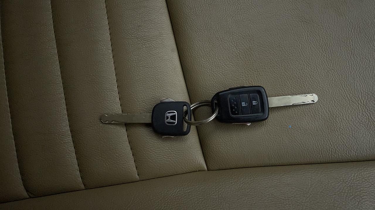 Used 2015 Honda City [2014-2017] V Petrol Manual extra CAR KEY VIEW