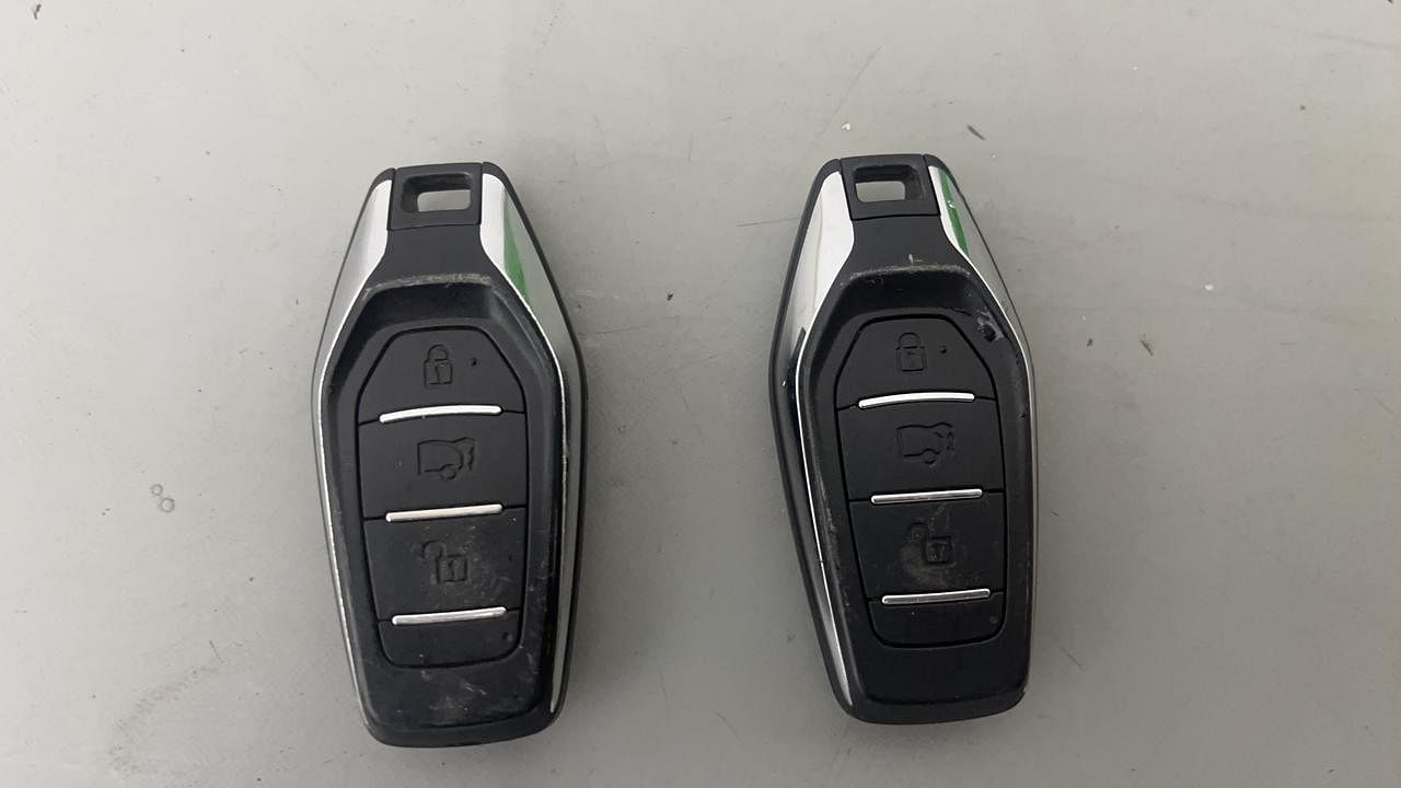 Used 2018 Mahindra XUV500 [2018-2021] W11 option AT Diesel Automatic extra CAR KEY VIEW