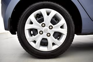 Used 2016 Hyundai Grand i10 [2013-2017] Magna AT 1.2 Kappa VTVT Petrol Automatic tyres RIGHT REAR TYRE RIM VIEW