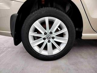 Used 2016 Volkswagen Vento [2015-2019] Highline Diesel AT Diesel Automatic tyres RIGHT REAR TYRE RIM VIEW