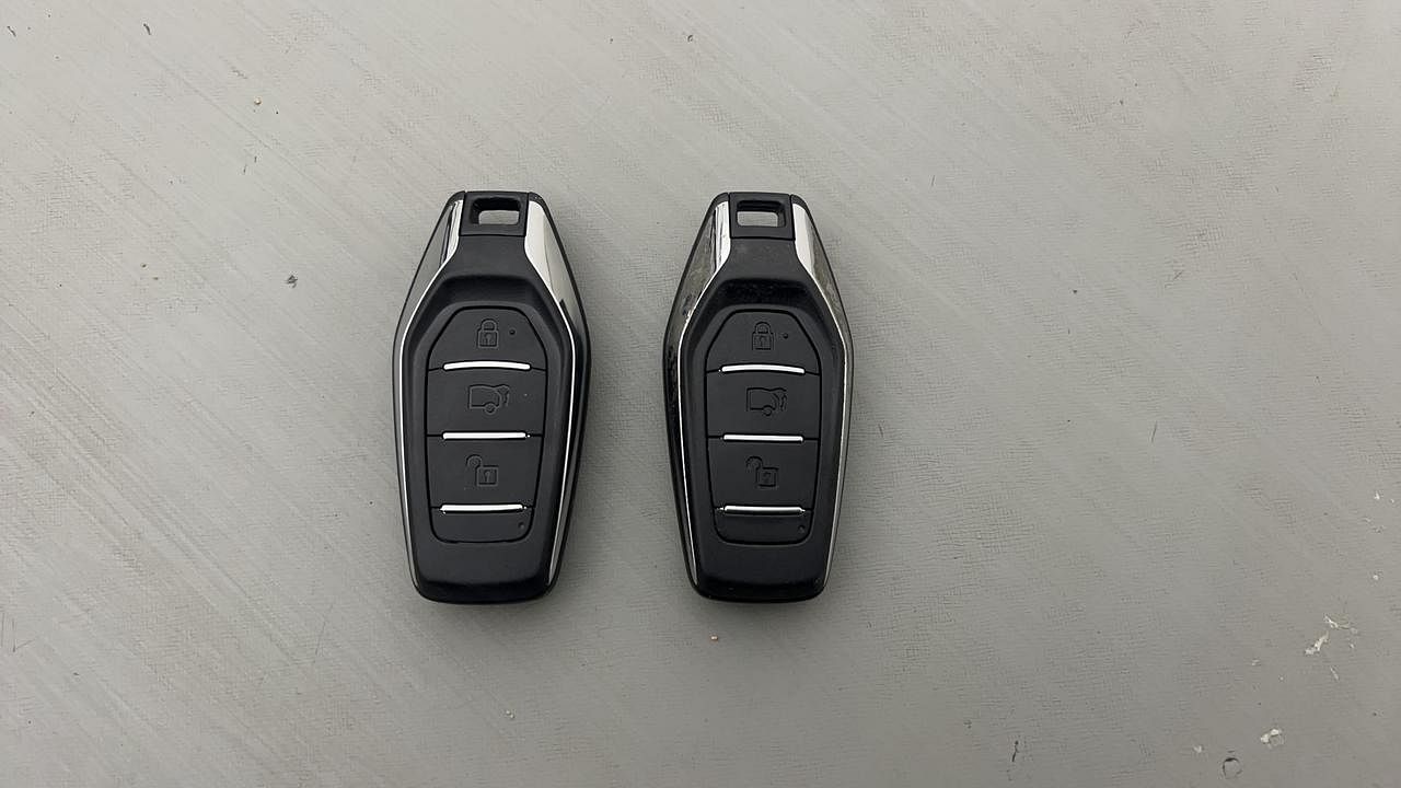 Used 2020 Mahindra XUV500 [2018-2021] W7 Diesel Manual extra CAR KEY VIEW