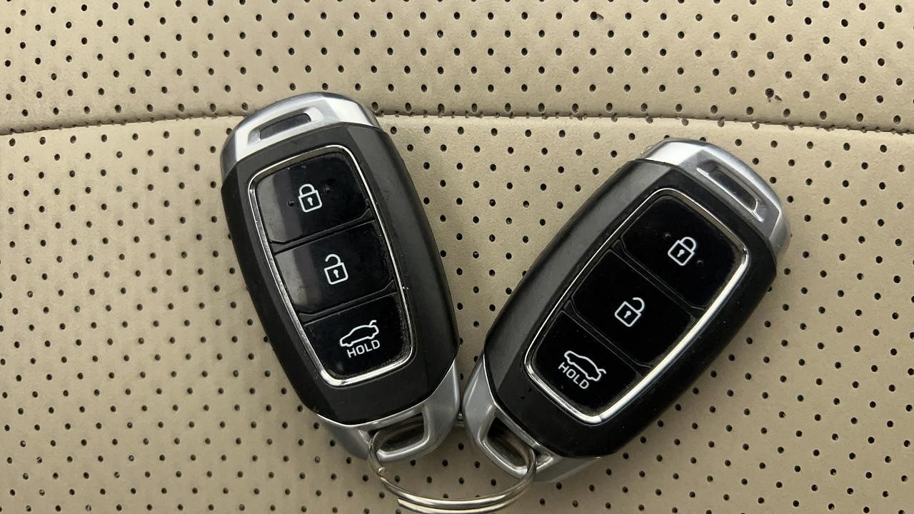 Used 2019 Hyundai Verna [2017-2020] 1.6 VTVT SX Petrol Manual extra CAR KEY VIEW